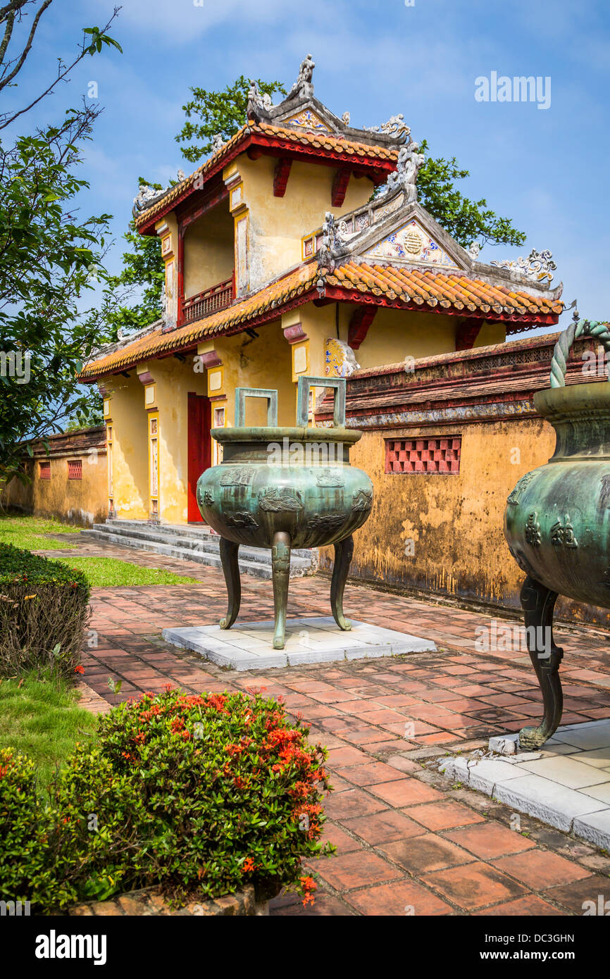 Architettura delle Costruzioni nel centro storico della città imperiale di Hue, Vietnam, in Asia. Foto Stock