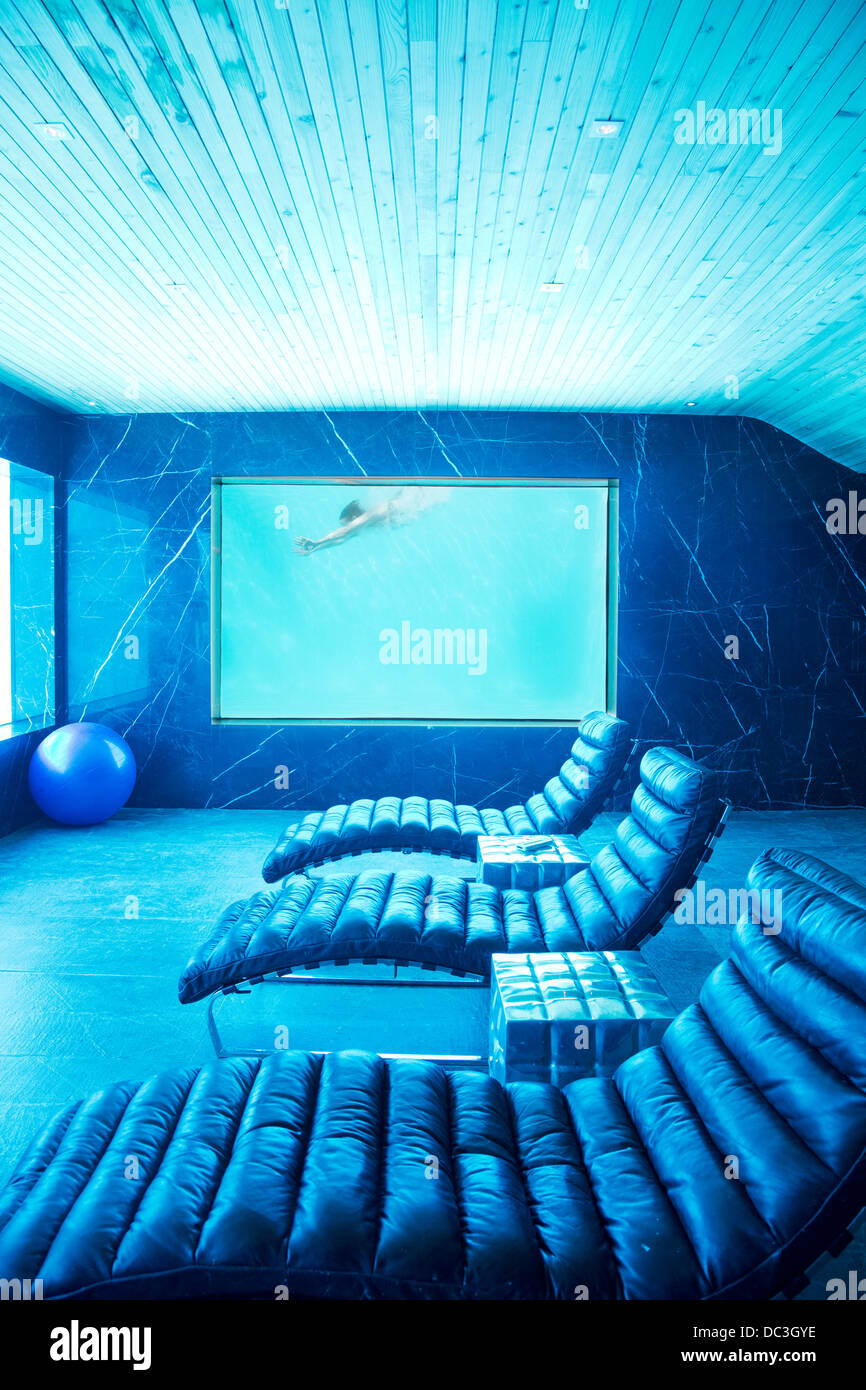 Camera con vista di donna nuoto sott'acqua Foto Stock