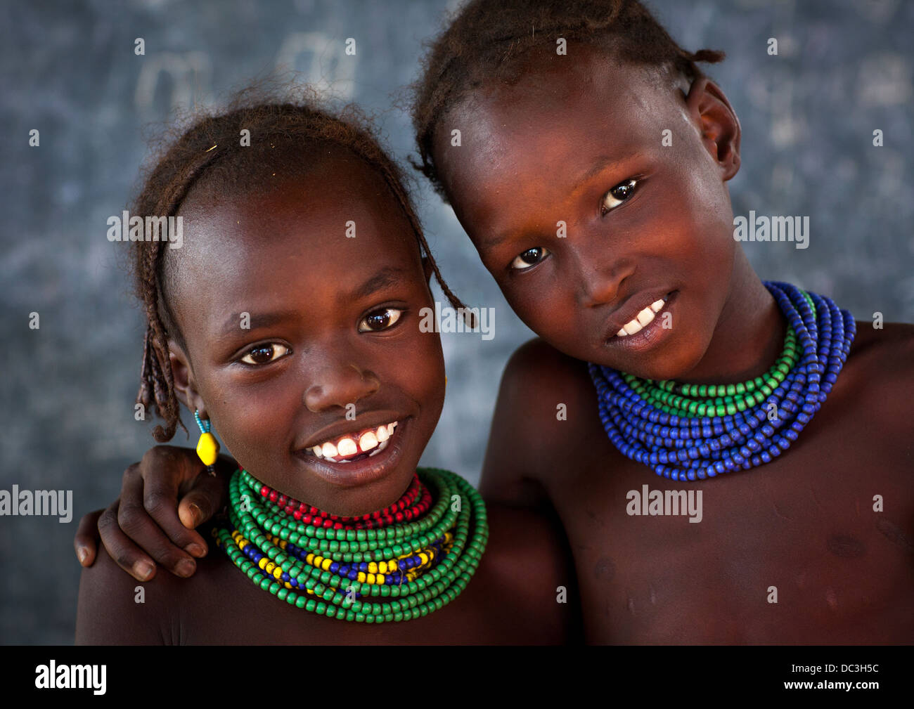 Tribù Dassanech ragazze, Omorate, Valle dell'Omo, Etiopia Foto Stock