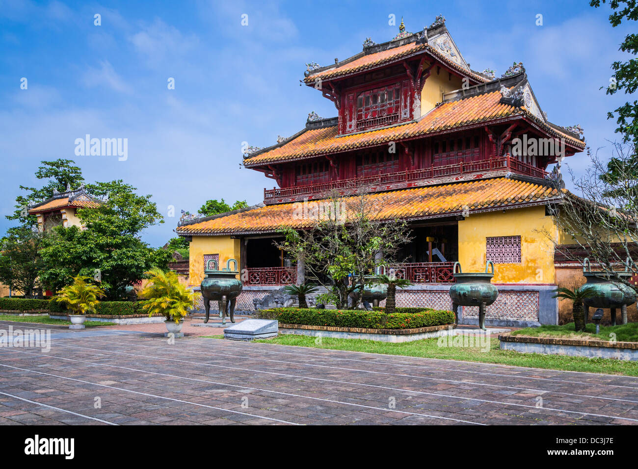 Architettura delle Costruzioni nel centro storico della città imperiale di Hue, Vietnam, in Asia. Foto Stock