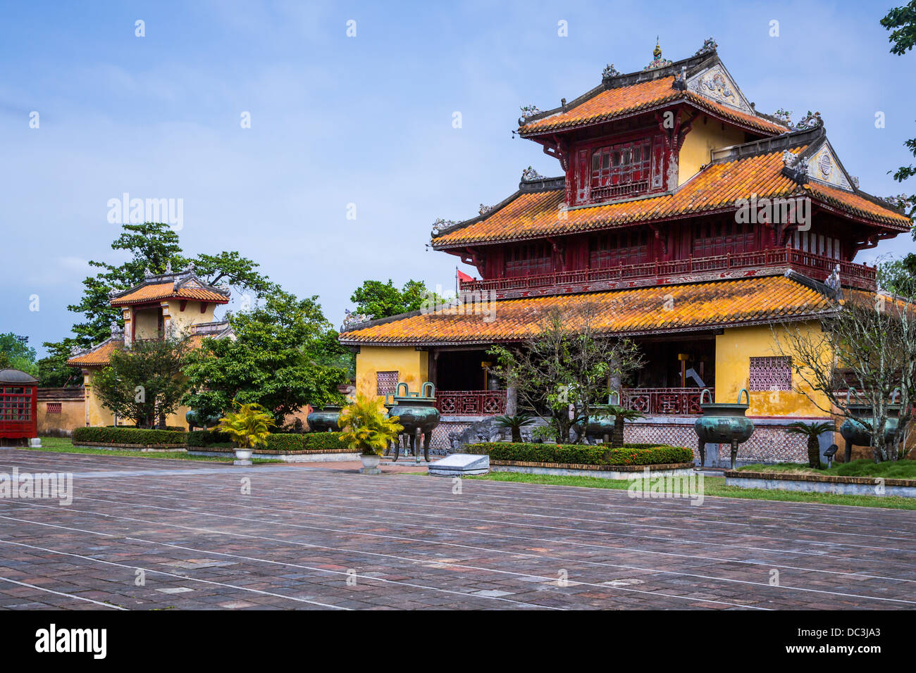 Architettura delle Costruzioni nel centro storico della città imperiale di Hue, Vietnam, in Asia. Foto Stock
