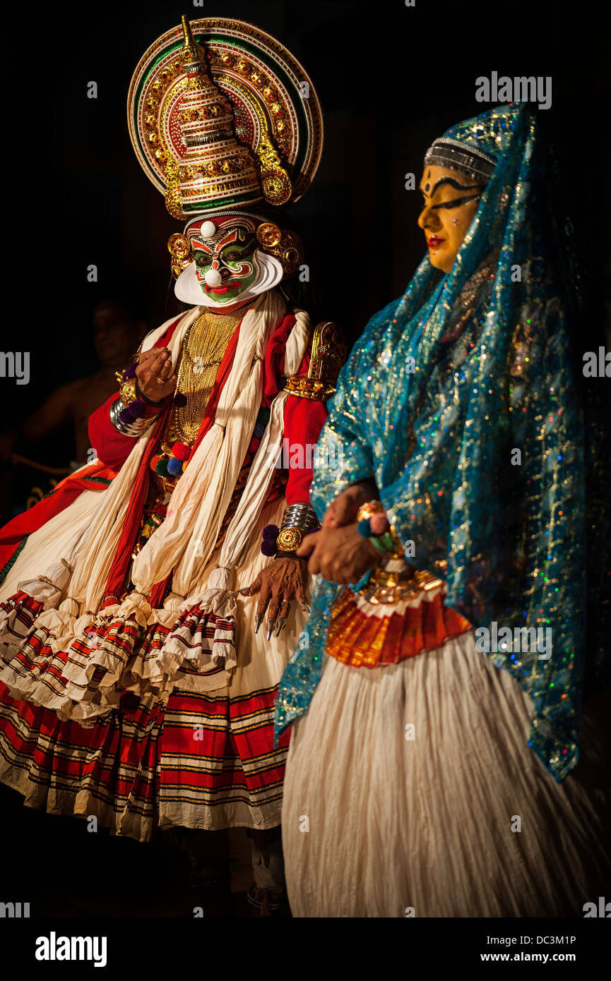 Ballerini in costumi tradizionali eseguire il sud danza indiana/dramma del Kathakali in Kerala, India. Foto Stock