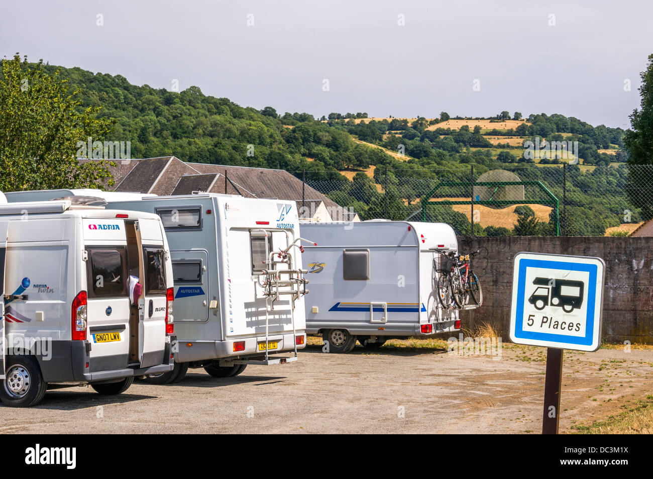 Il motorhome aire-de-camping-car scalo di Clécy, Calvados, Normandia, nel nord della Francia. Clecy è la "capitale" della collinare, Suisse Normande regione. Foto Stock