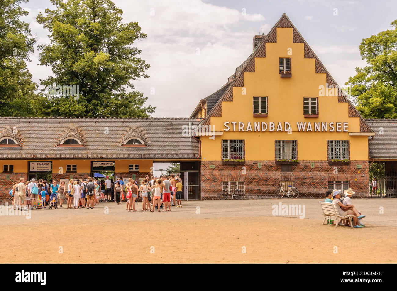 La gente in coda davanti al Strandbad Wannsee, il più grande lido terrestre in Europa - Steglitz-Zehlendorf, Berlino Germania Foto Stock