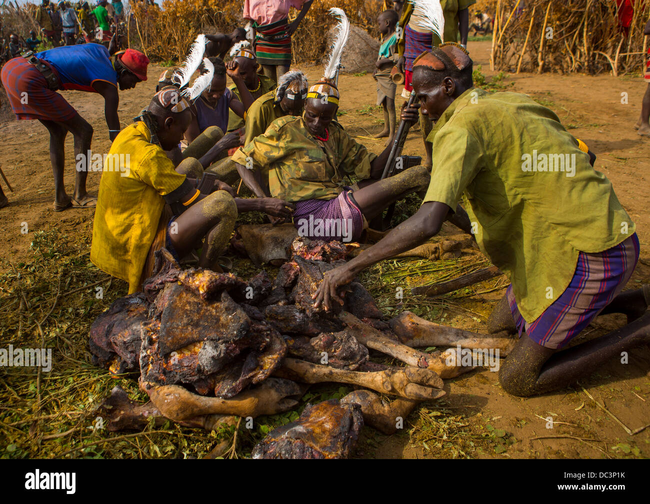 Tribù Dassanech persone la cottura di una mucca, Omorate, Valle dell'Omo, Etiopia Foto Stock
