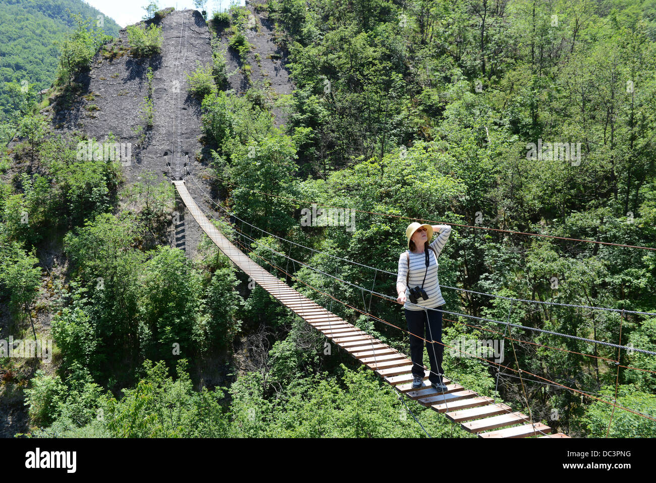 Ponte tibetano vicino a Castagnola Reggio Emilia colline in Italia la Regione Emilia Romagna Foto Stock
