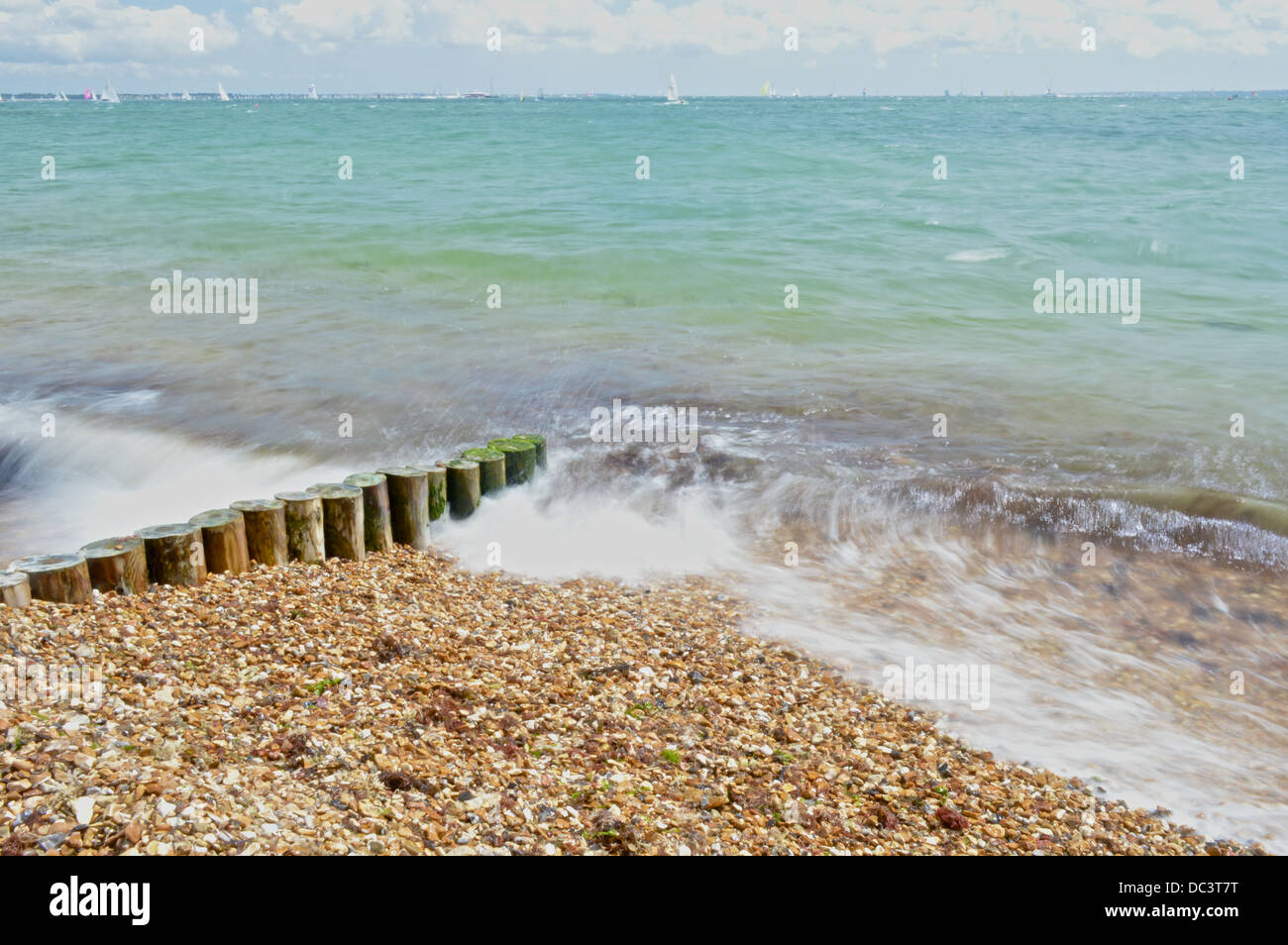 Una lunga esposizione di Calshot beach in Hampshire Foto Stock