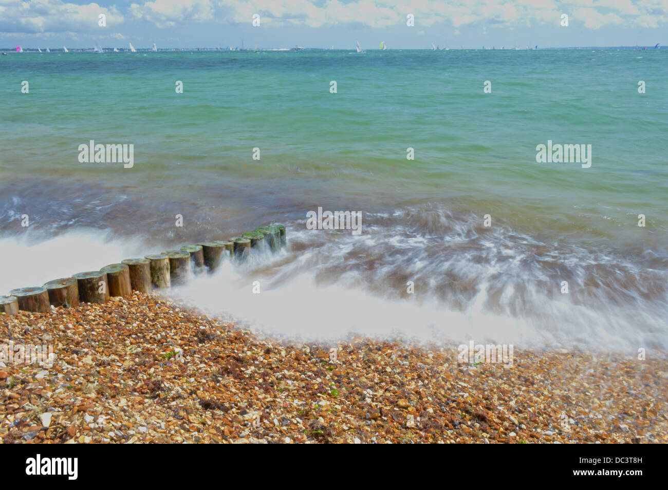 Una lunga esposizione di Calshot beach in Hampshire Foto Stock