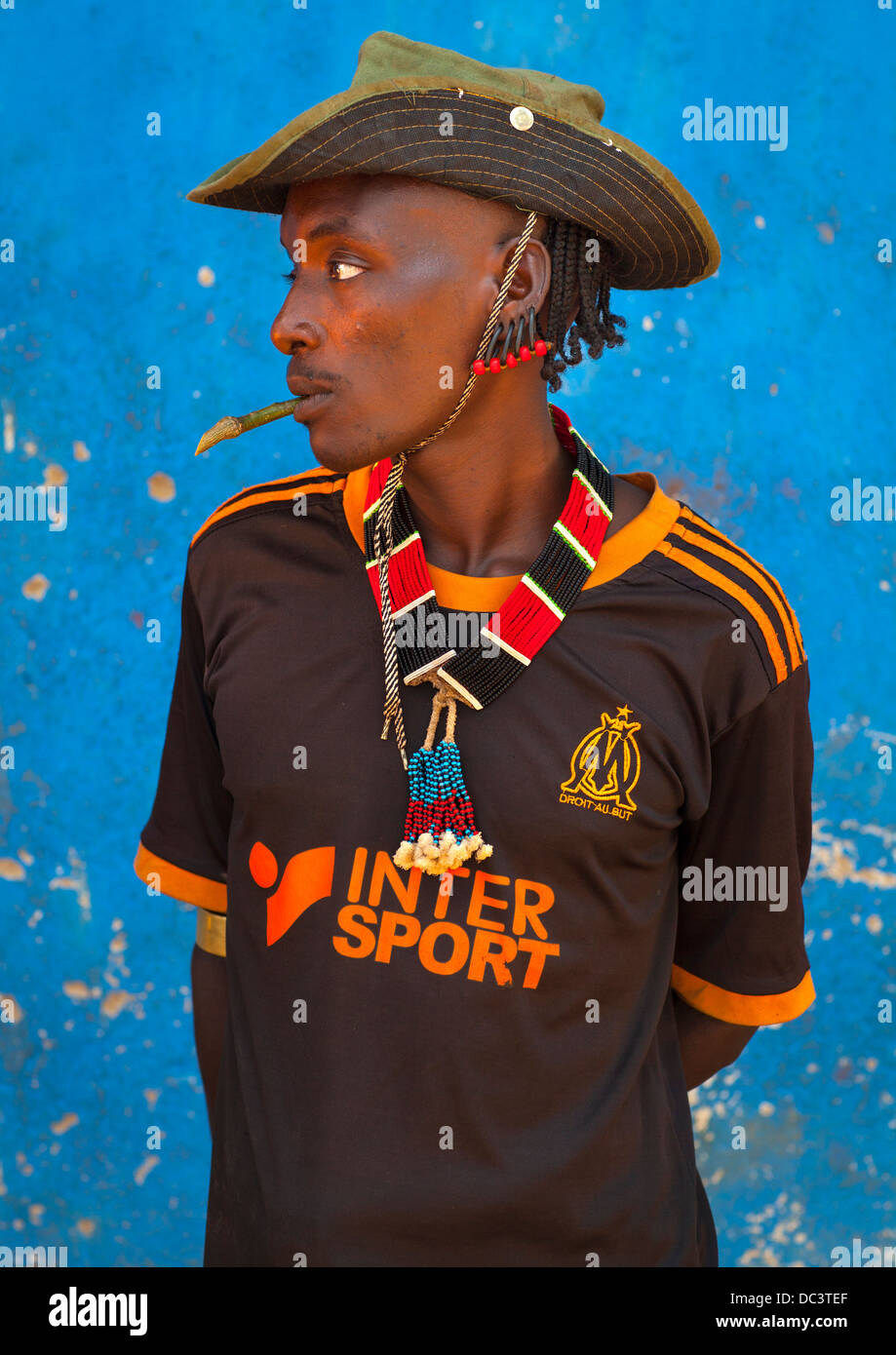 Hamer Tribe Uomo con un Marsiglia Football Shirt, Turmi, Valle dell'Omo, Etiopia Foto Stock