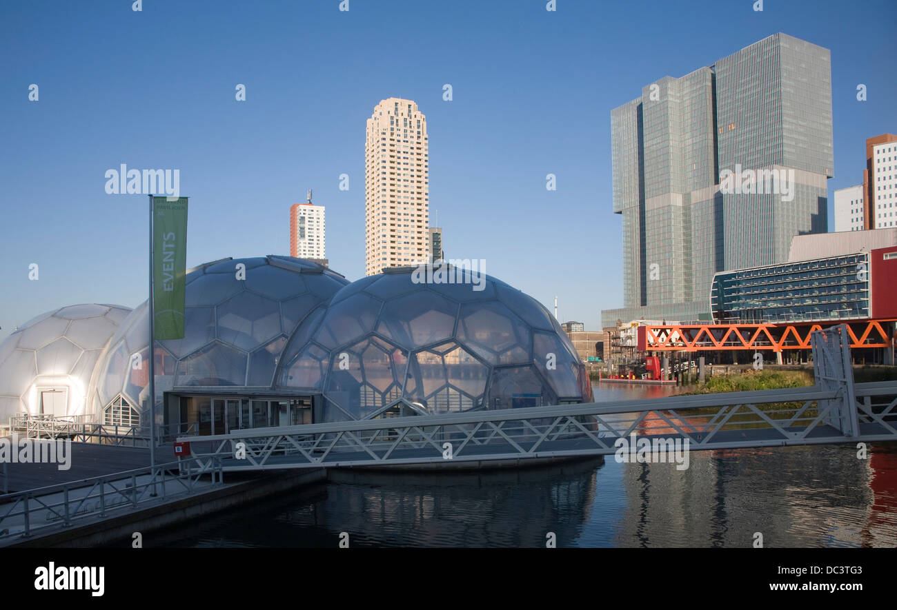 Floating Pavilion architettura sostenibile Rotterdam Paesi Bassi - il nuovo de Rotterdam edificio in background Foto Stock