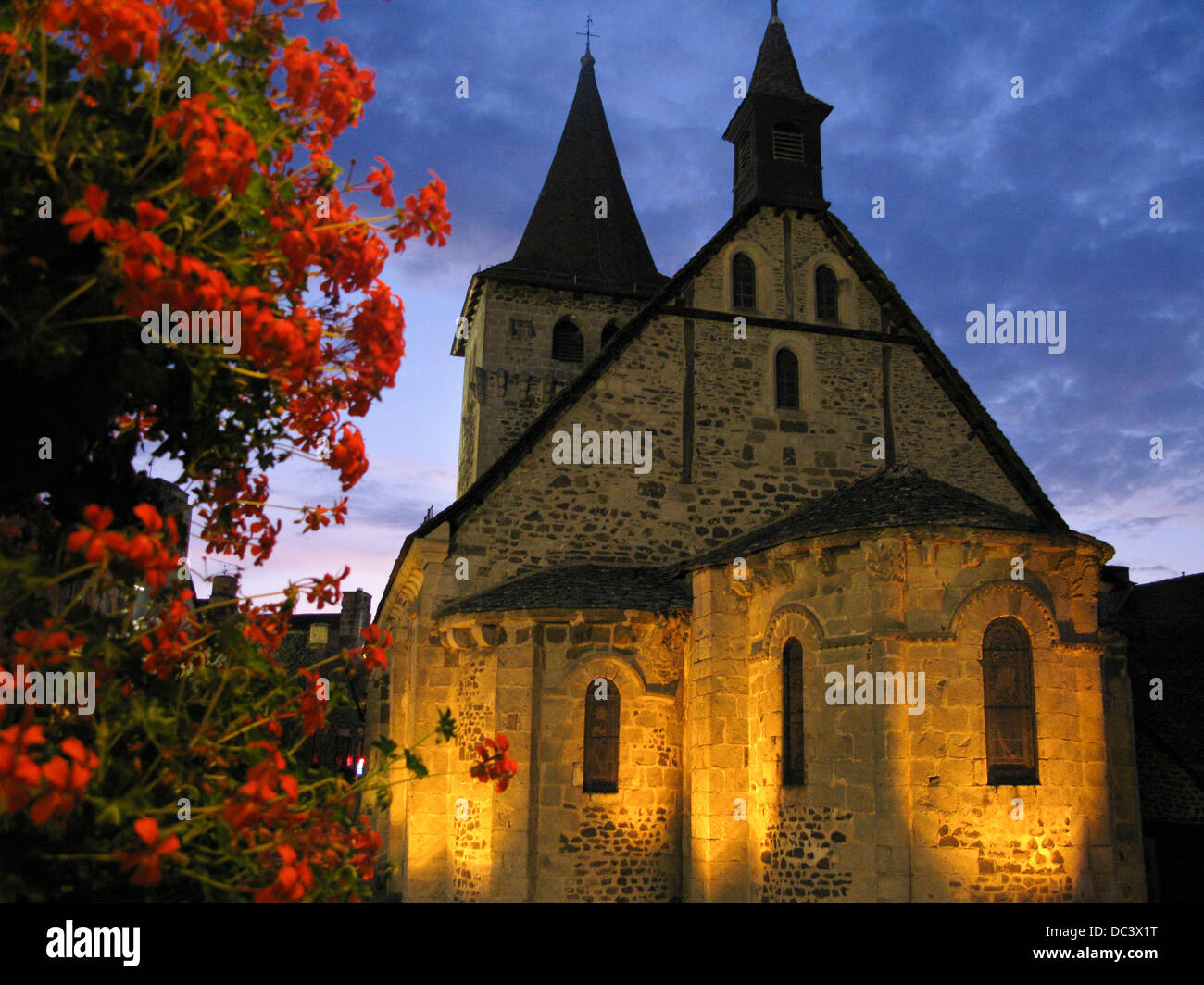 EGLISE SAINT GEORGES RIOM ES MONTAGNES VILLAGE Monts du Cantal Auvergne Francia Foto Stock
