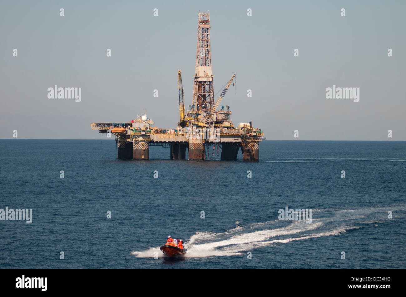 Un rapido mezzo di salvataggio vicino alla Petrobras xvii offshore alla Campos Basin, Rio de Janeiro, Brasile Foto Stock