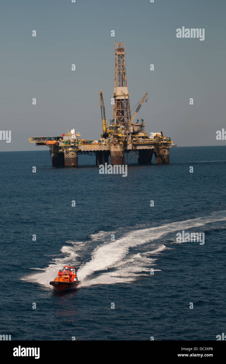 Un rapido mezzo di salvataggio vicino alla Petrobras xvii offshore alla Campos Basin, Rio de Janeiro, Brasile Foto Stock