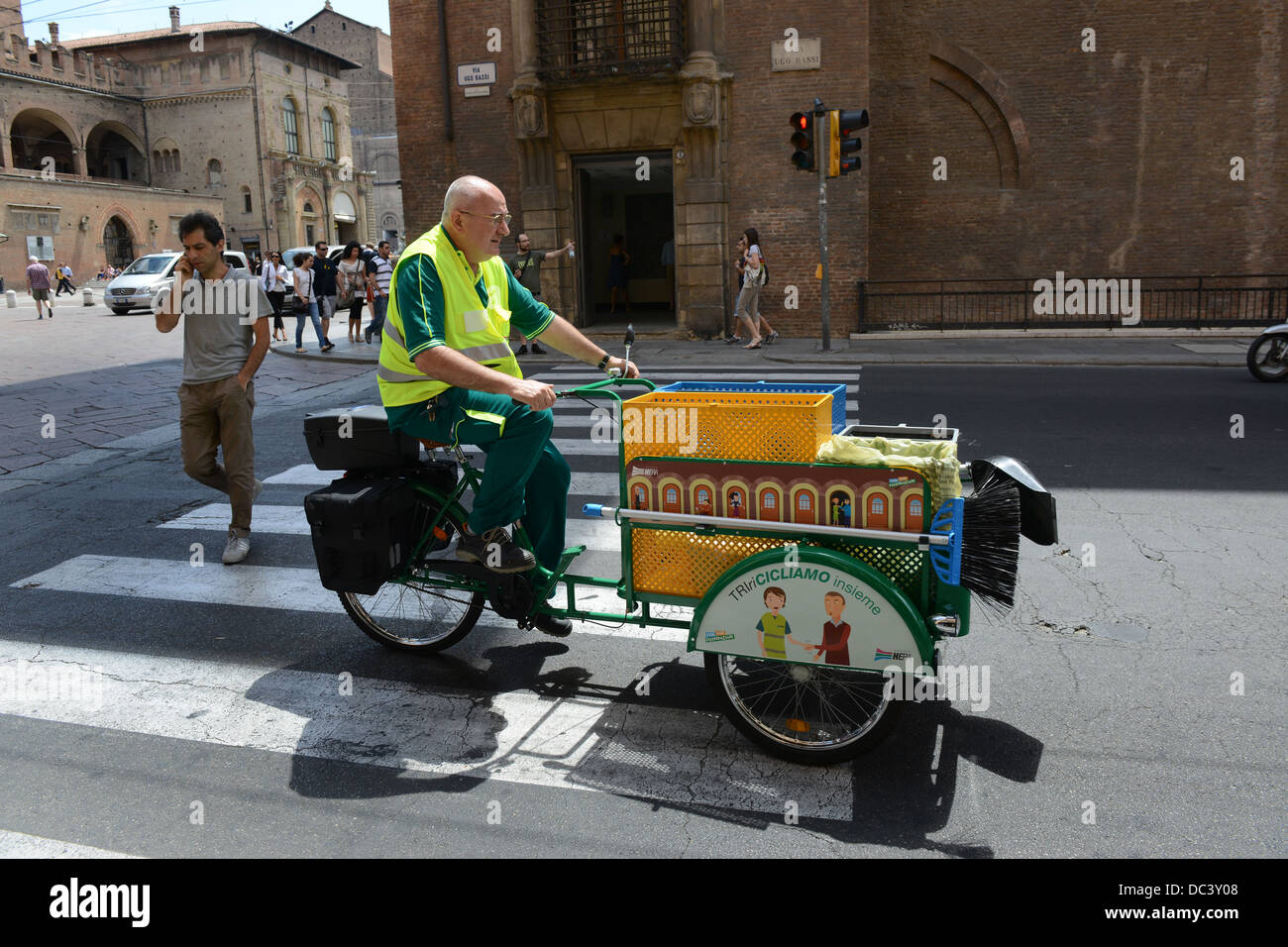 Bologna Italia street cleaner sul pedale bike carrello Foto Stock