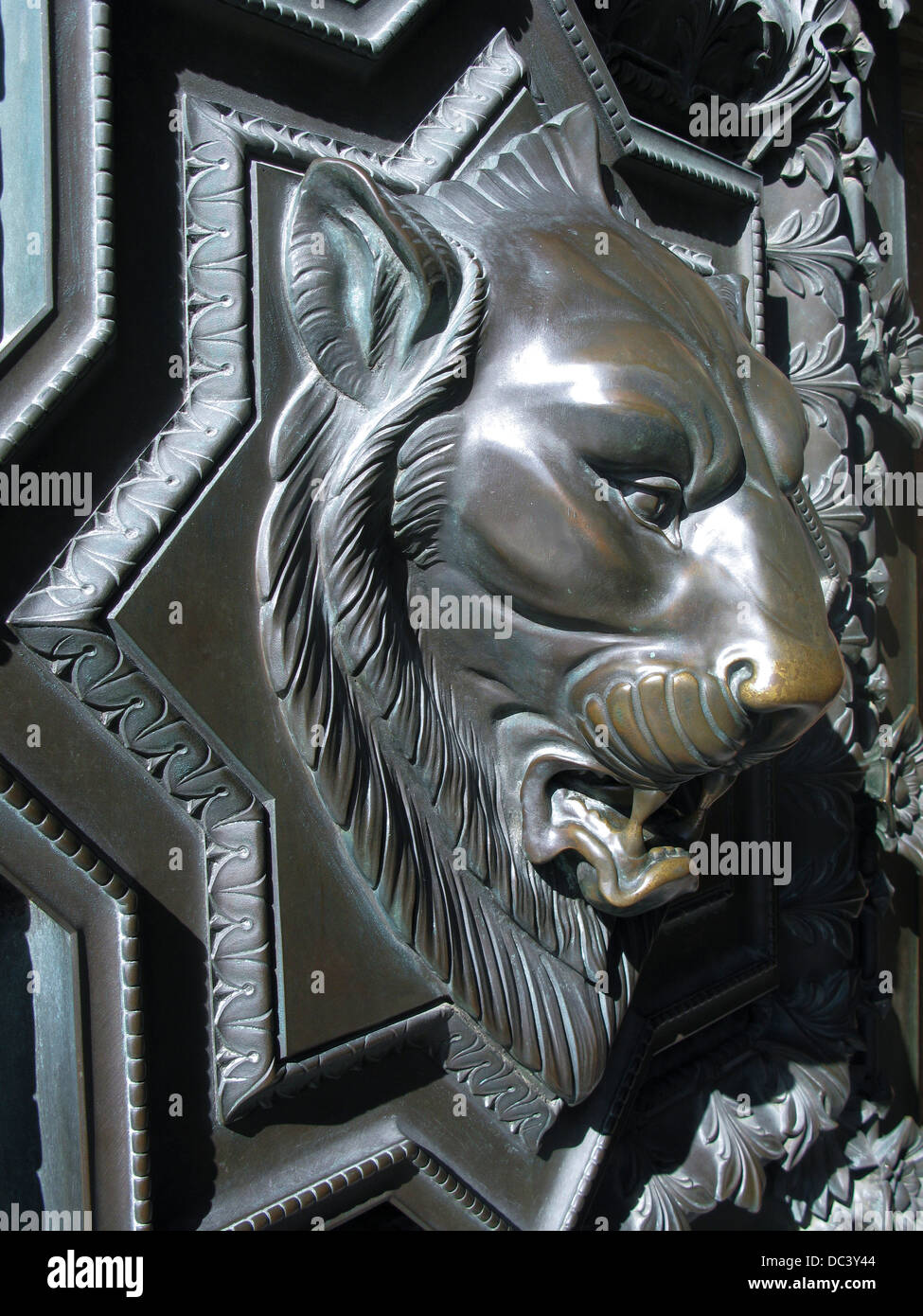 Faccia di leone SPORTELLO ANTERIORE DELLA BASILICA DI NOTRE DAME DE FOURVIERE Città Vecchia Lione Rhone Francia Foto Stock