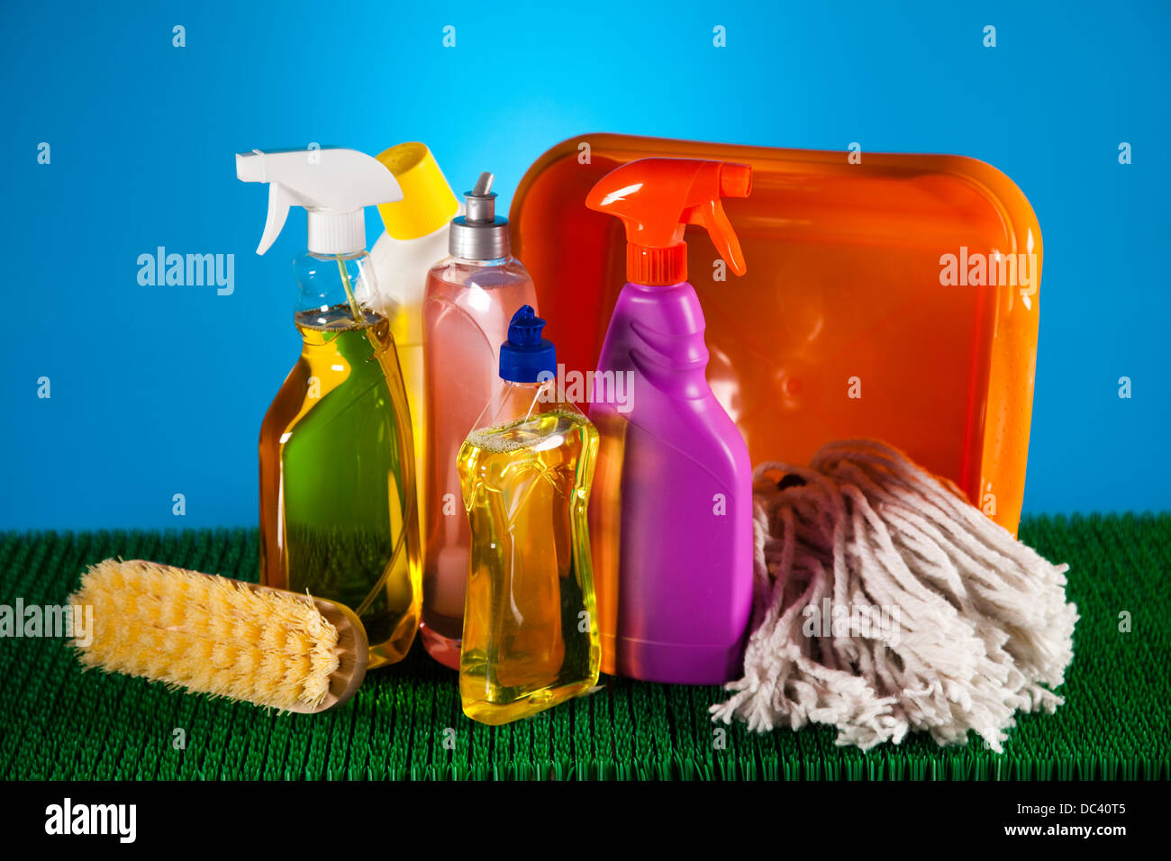 Ampia gamma di prodotti per la pulizia Foto Stock
