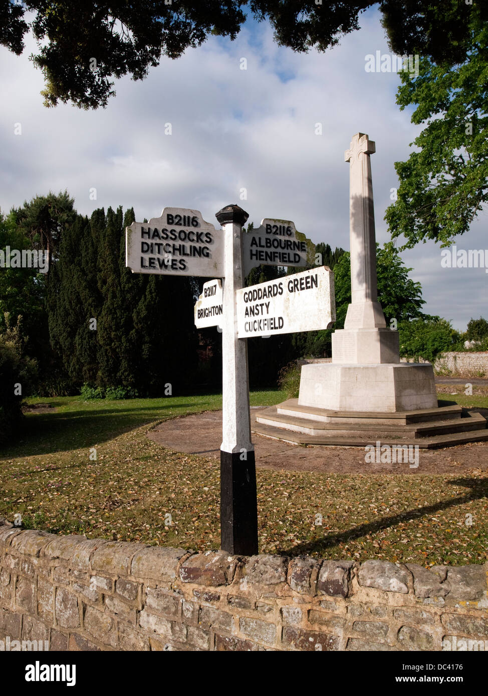 Questo cartello può essere trovato nel villaggio di Hurstpierpoint nella motivazione della chiesa locale Foto Stock