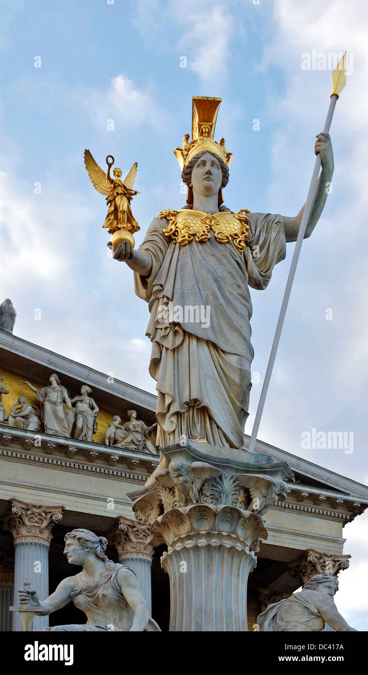 La statua di Athena di fronte gli edifici del Parlamento, Vienna, Austria. Foto Stock