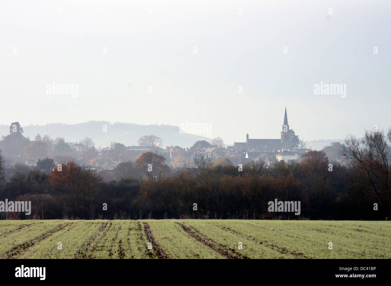 La chiesa a Hurstpierpoint sorge prond elevati al di sopra del villaggio, questo freddo e gelido mattina vide qualche buon inizio di luce. Foto Stock