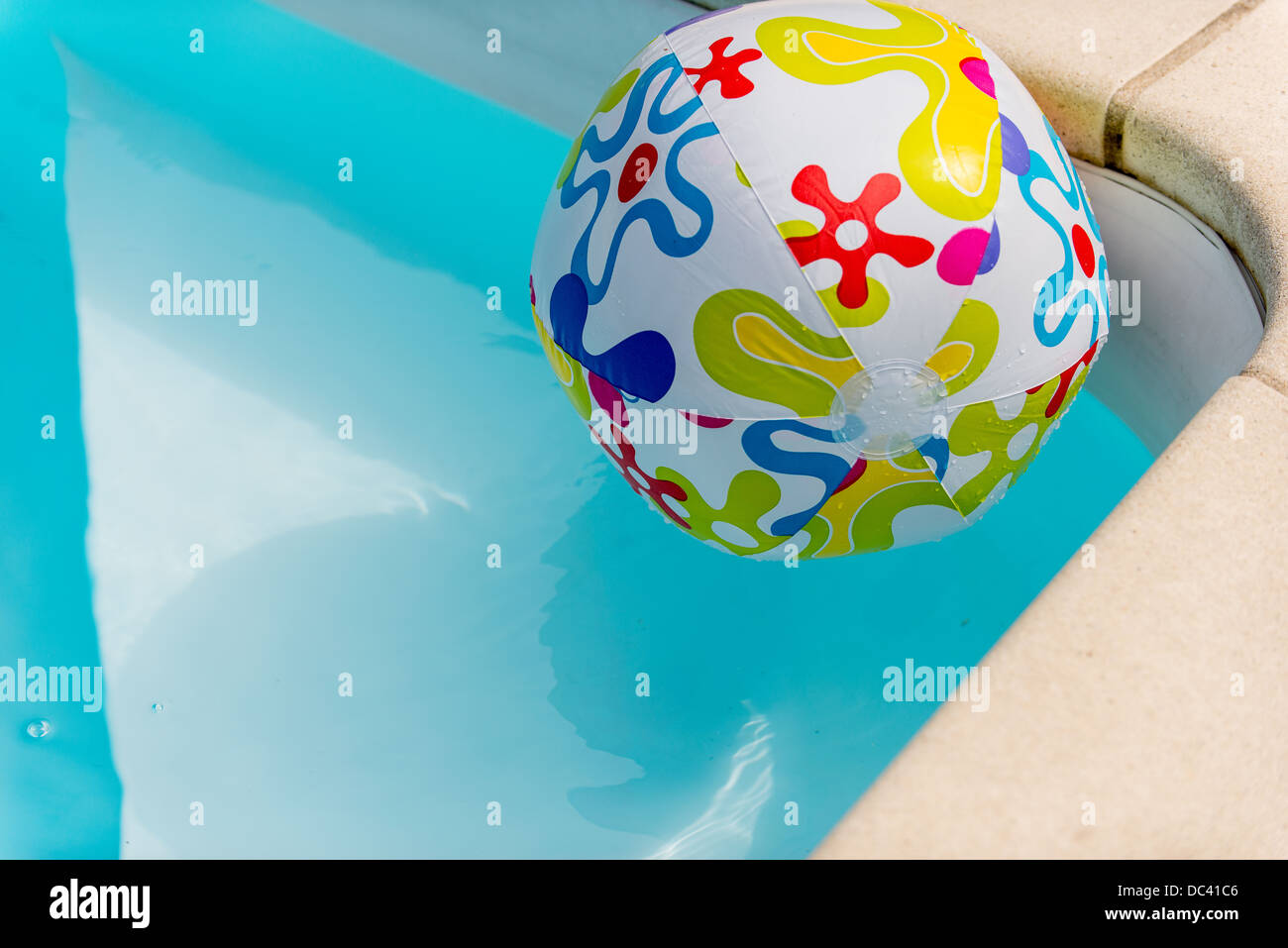 Pittoresca spiaggia di sfera galleggiante sull'acqua di piscina Foto Stock