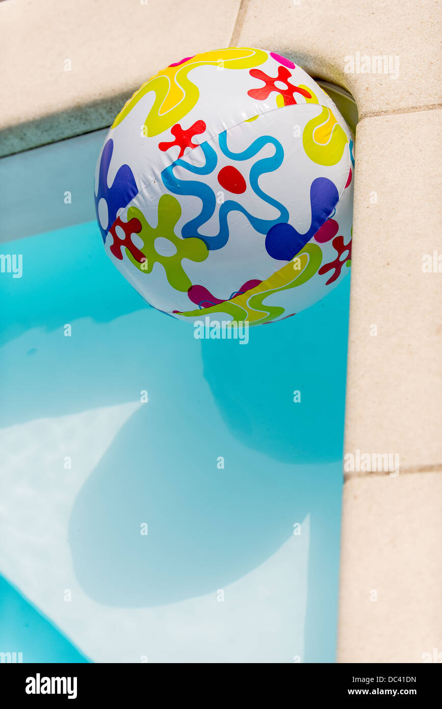 Pittoresca spiaggia di sfera galleggiante sull'acqua di piscina Foto Stock