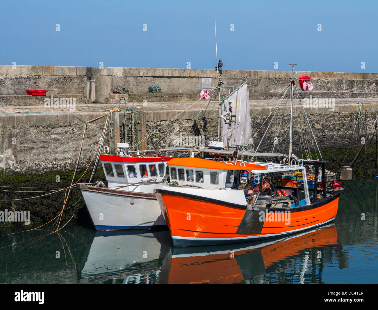 Due grandi barche da lavoro in annalong Harbour Foto Stock