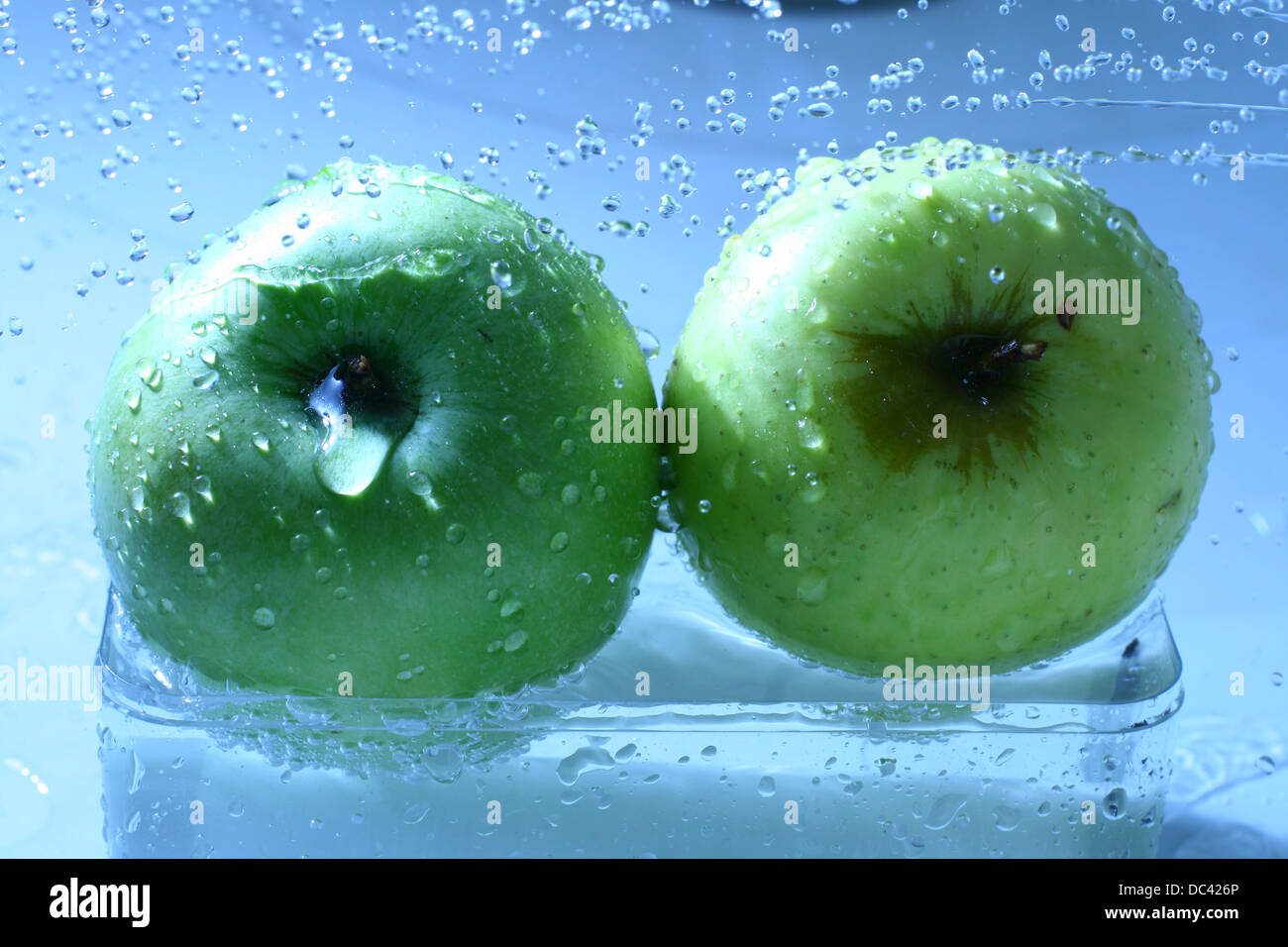 Apple lavare sotto l'acqua wet Foto Stock