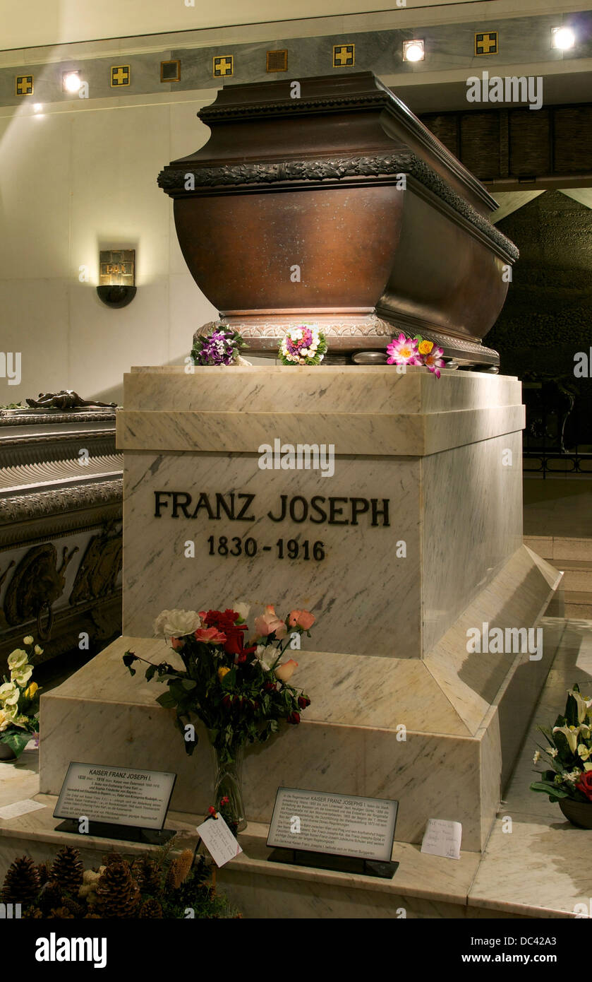 Sarcofago dell imperatore e re di Franz-Joseph Austria, nella cripta della chiesa dei Cappuccini, a Vienna, Austria. Foto Stock