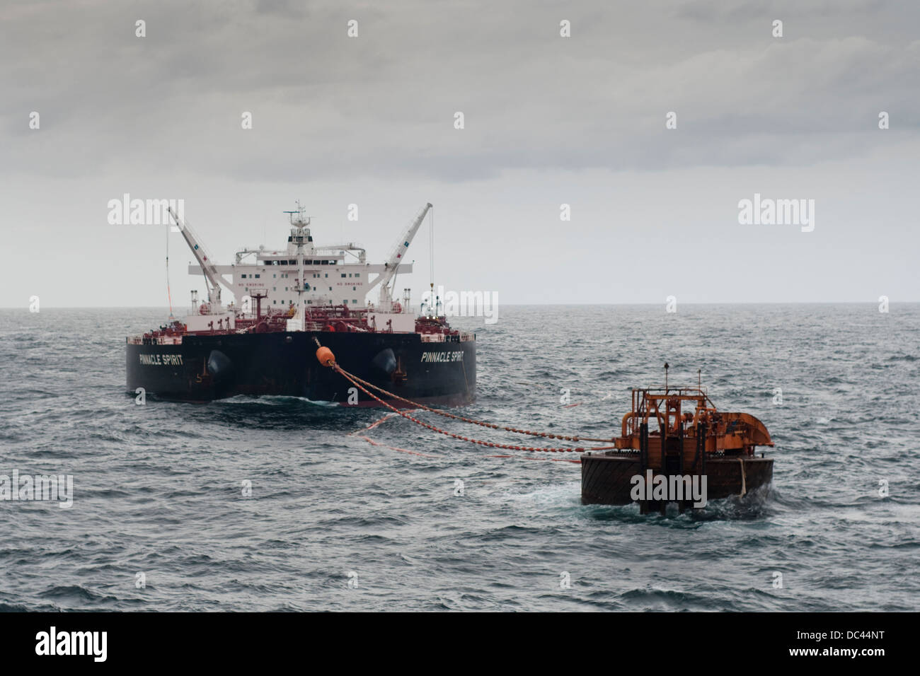 Grande Nave cisterna Nave ormeggiata in Petrobras boa, offshore Campos Basin, Rio de Janeiro, membro. Il Brasile Foto Stock