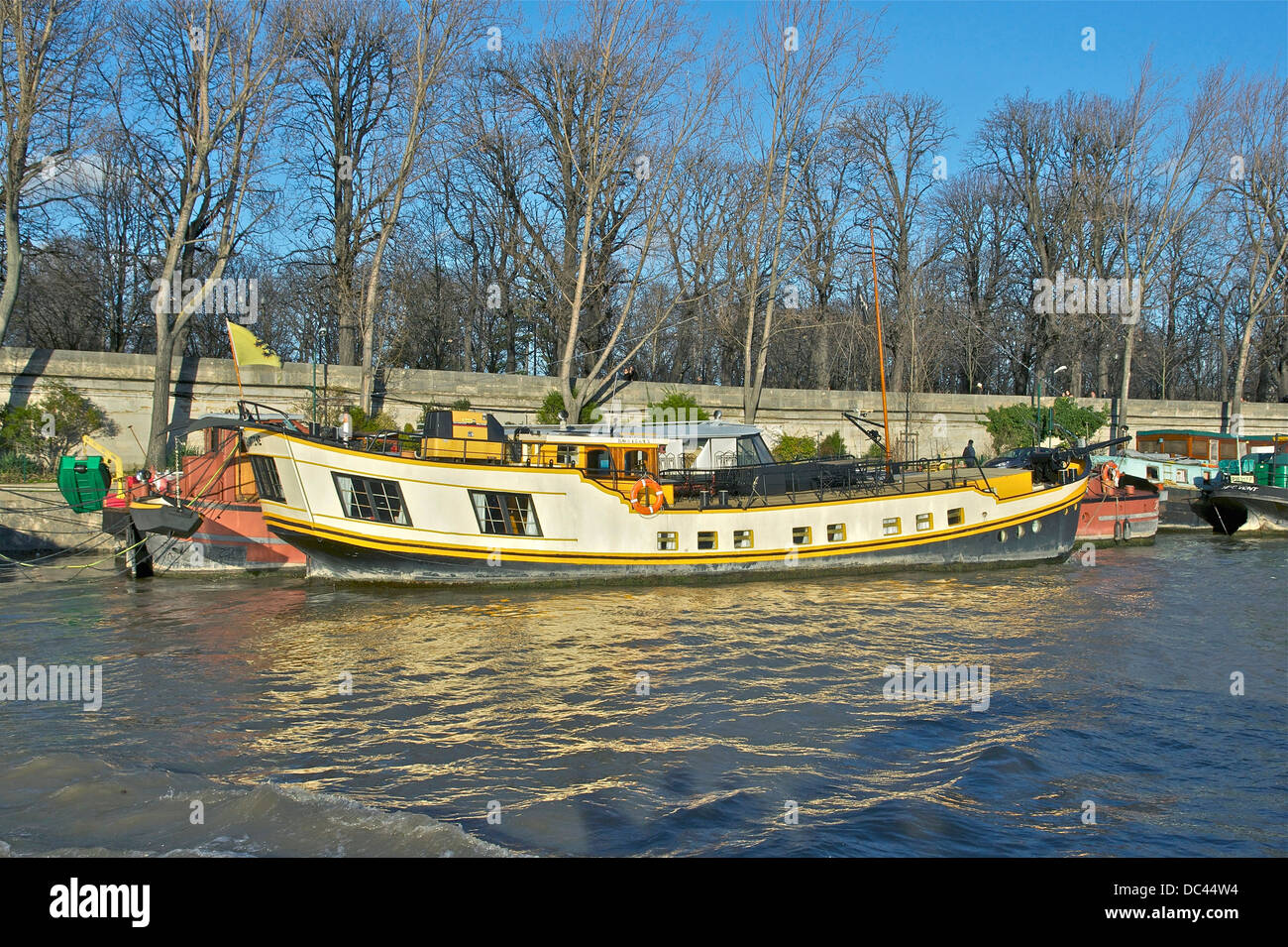 Un (fiammingo) barca al terrapieno, Port des Champs Elysées di Parigi. Foto Stock