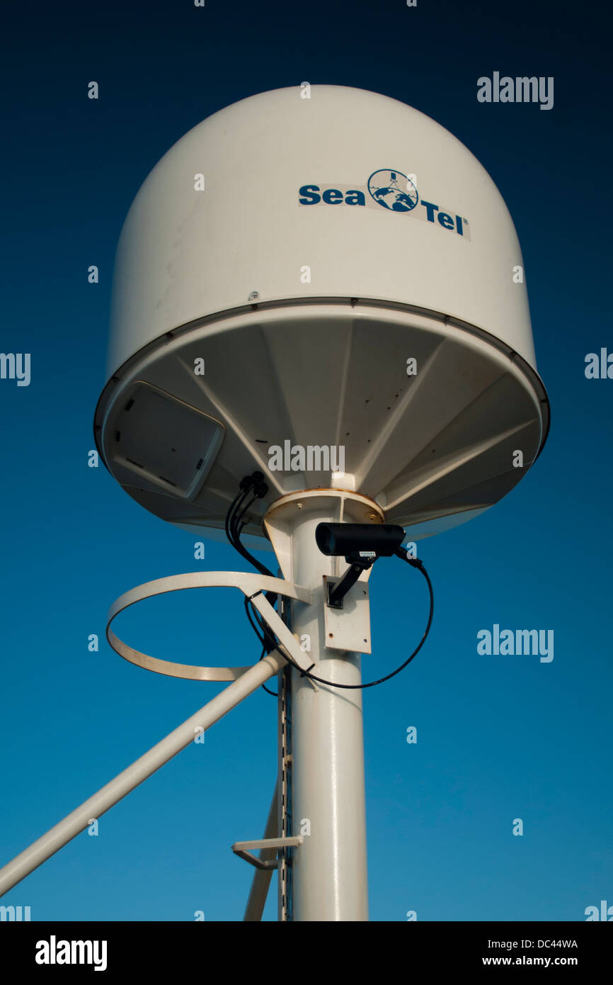 Internet satellite telefono voip antenna sul ponte di una nave Foto Stock