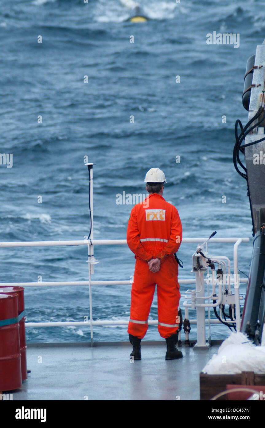 Membro di equipaggio meccanico pistola a nave sismica MV europa oceano barca pistola cercando trainato pistole ad aria a ocean Foto Stock