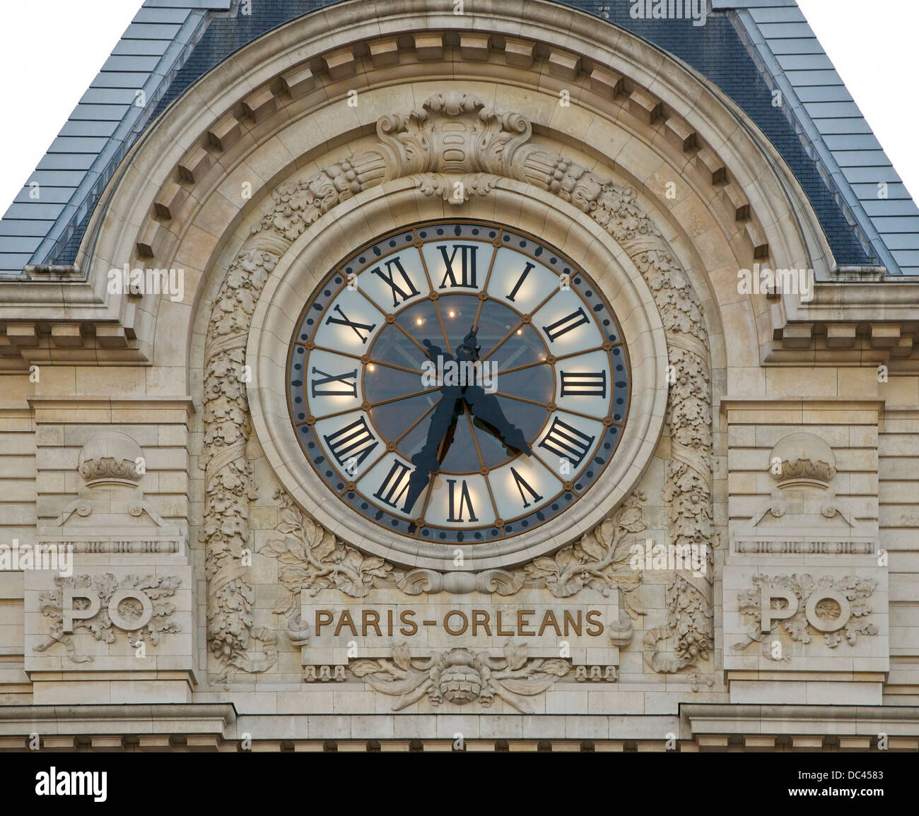 Uno dei due orologi della ex stazione di Orsay, ora 'Musée d'Orsay' (arte del XIX secolo) a Parigi. "Paris-Orléans" (P-O) Foto Stock
