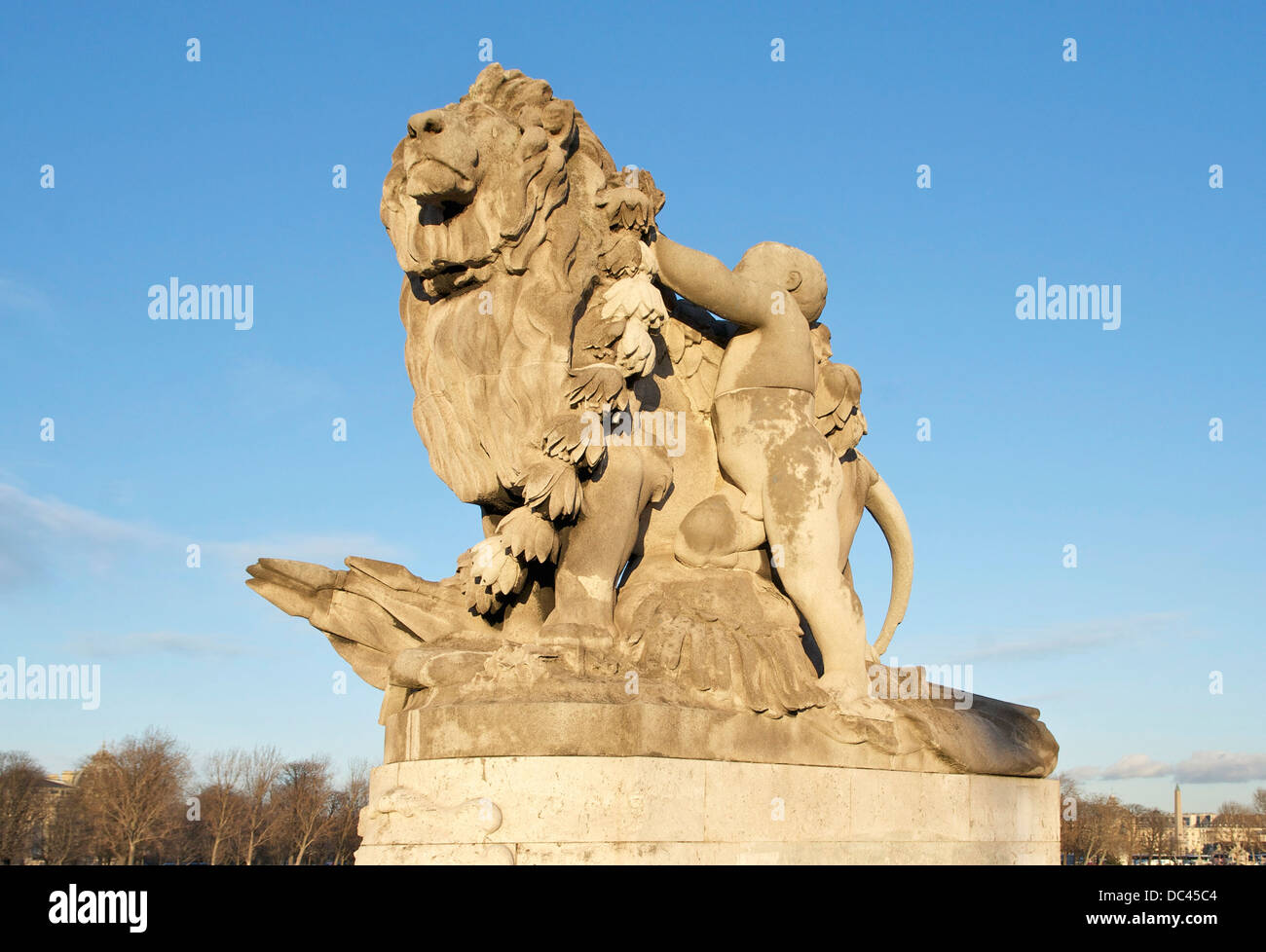 'Lion guidato da un bambino', pietra. Ponte Alexandre III, Parigi. La luce del tramonto. Foto Stock