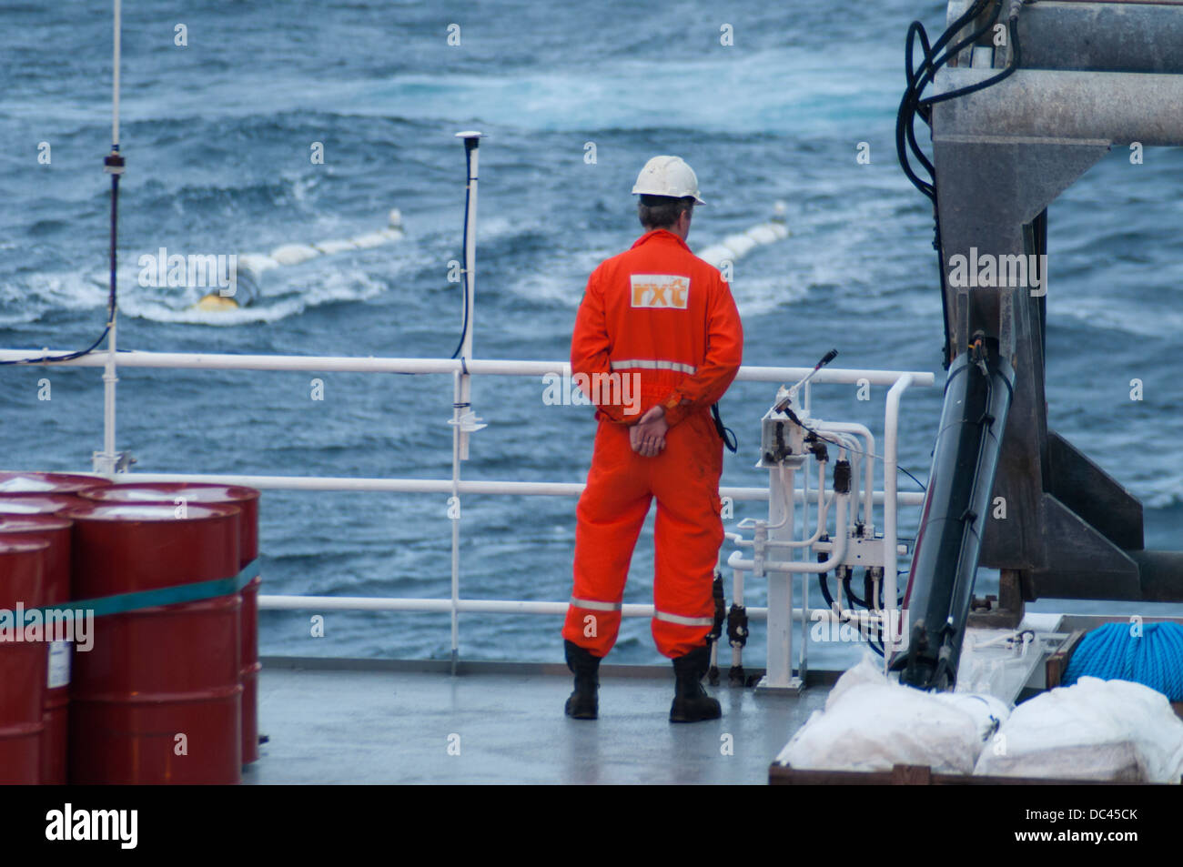 Membro di equipaggio meccanico pistola a nave sismica MV europa oceano barca pistola cercando trainato pistole ad aria a ocean Foto Stock