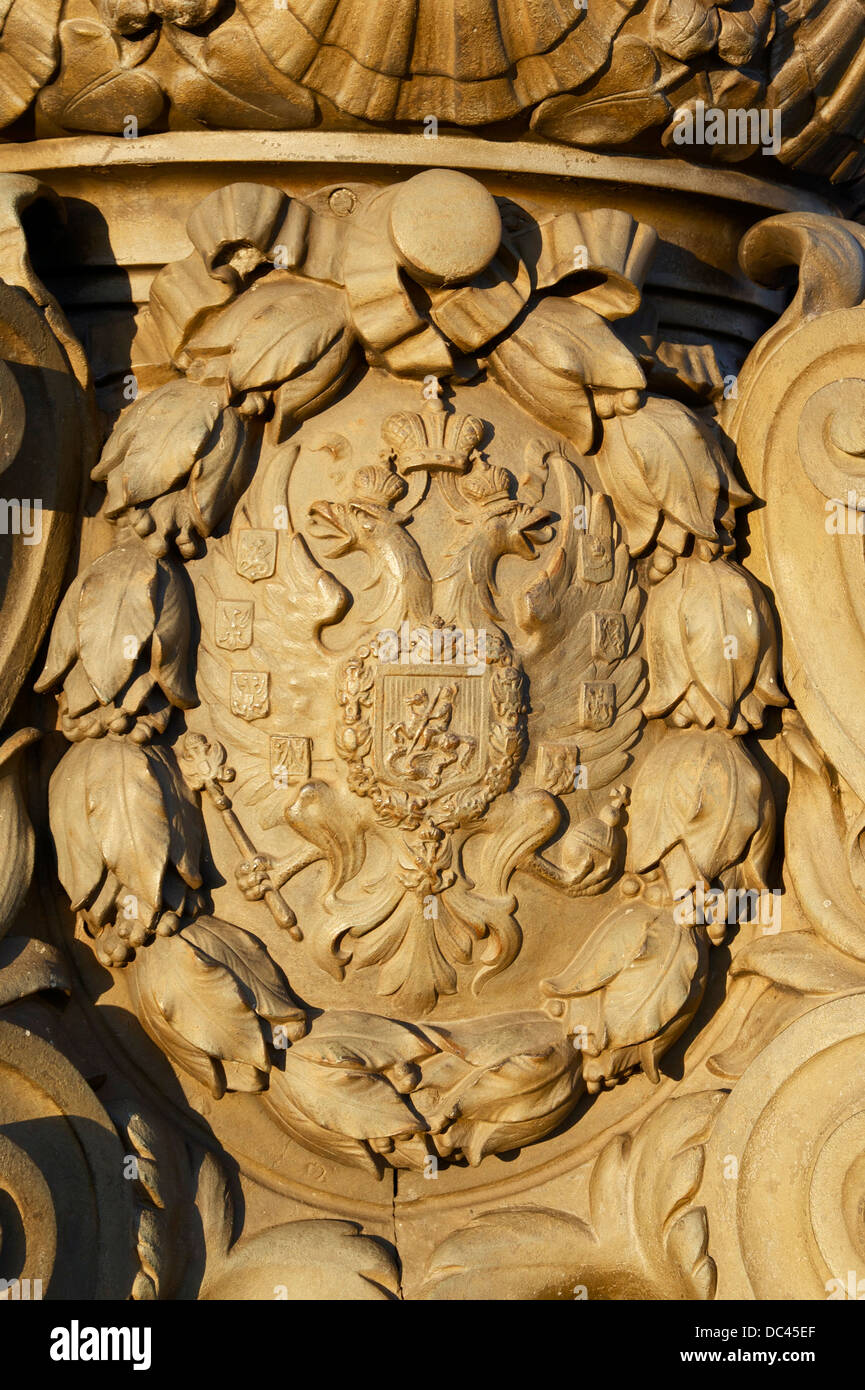 Rilievo bronzeo del CoA dell'Impero Russo, dettaglio delle lampade sul ponte Alexandre III a Parigi. Foto Stock