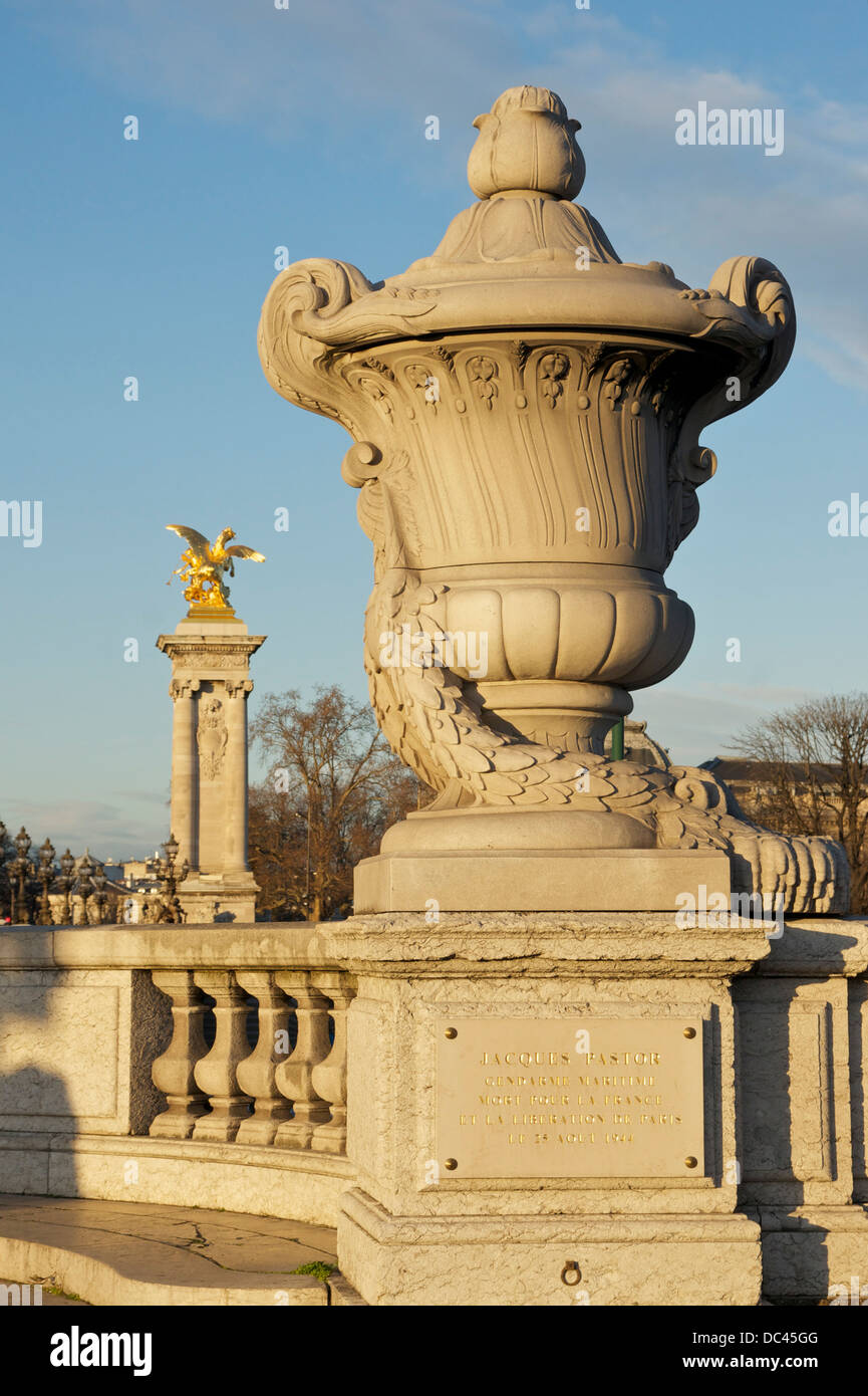 Dettaglio a ponte Alexandre III a Parigi. Qui morì la placca. Foto Stock