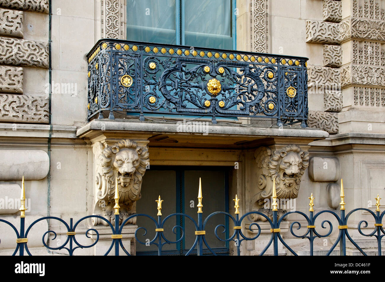 Un rinascimento-revival balcone (XIX secolo), il Pavillon de Flore, Louvre-Tuileries ensemble, Parigi. Foto Stock