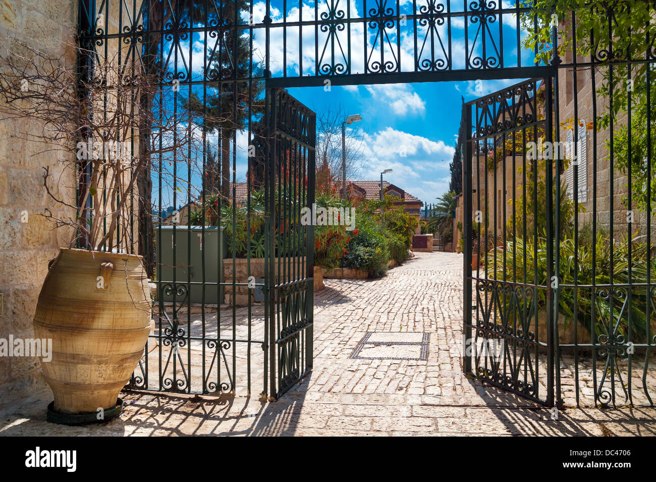Gate di silenzioso quartiere residenziale di Gerusalemme Foto Stock