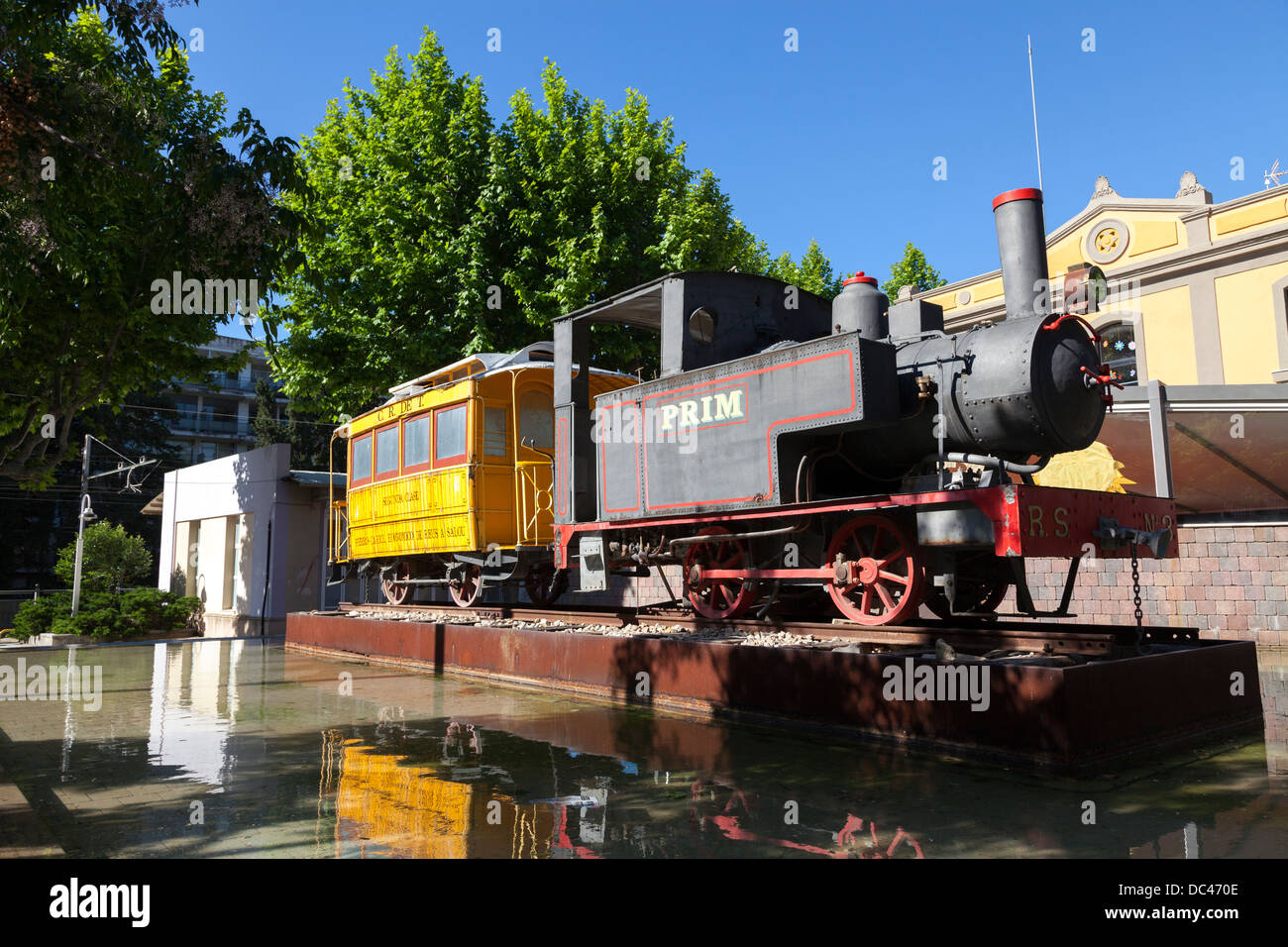 Vecchio treno al di fuori di Salou stazione ferroviaria Foto Stock