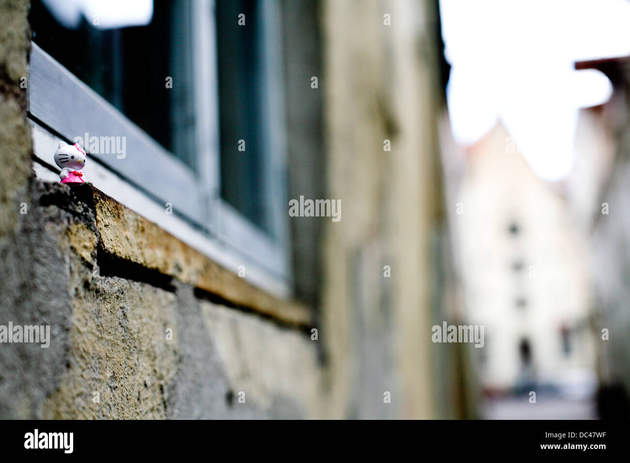 Hello Kitty toy su un windowledge. Foto Stock