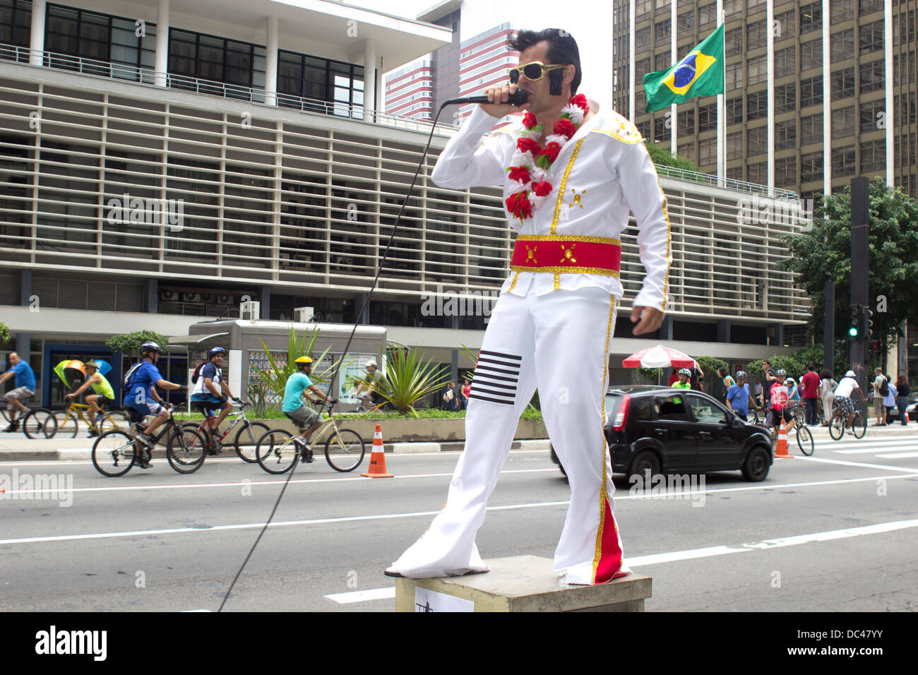 Un sosia di Elvis eseguendo sulla Avenida Paulista in Sao Paulo, Brasile, febbraio 2013. Foto Stock