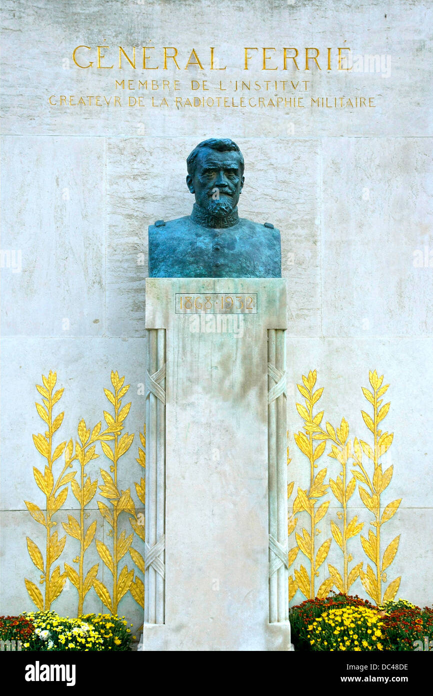 Busto in bronzo al generale Ferrié, con Sicard, Champ-de-Mars, Parigi. Foto Stock
