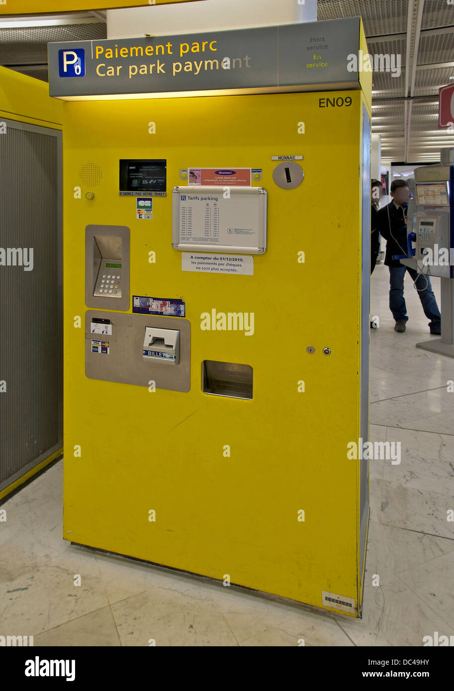 Una pay-e-macchina con display per il parcheggio auto dell'aeroporto internazionale di Orly vicino a Parigi. Uno può utilizzare monete, carte di credito o banknot Foto Stock