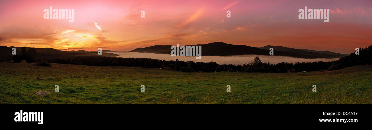 Hdr panoramico di un'alba sul monte Sutton Québec Canada Foto Stock