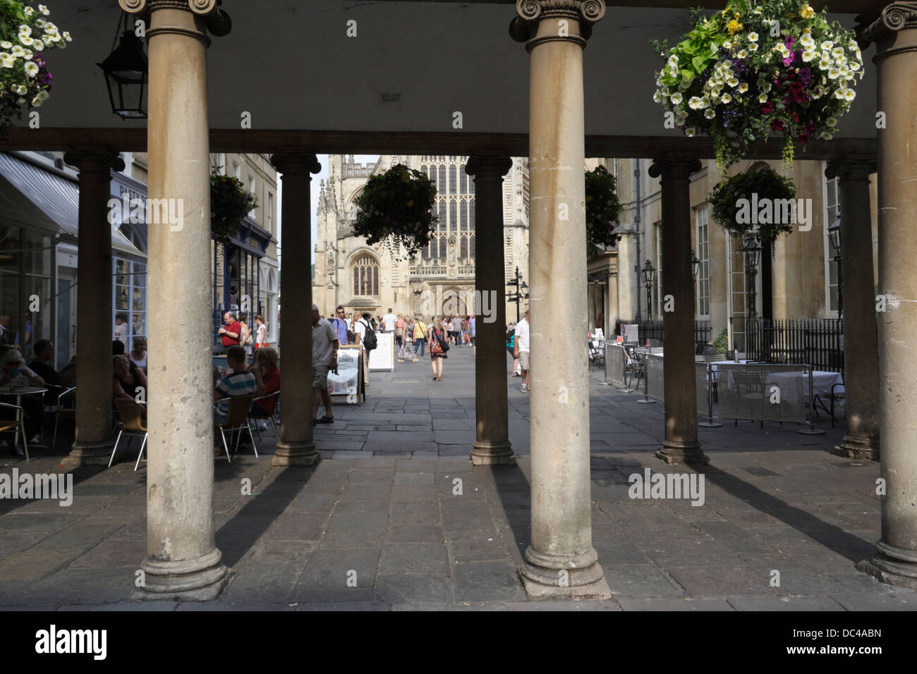 Passerella coperta su Stall Street a Bath Inghilterra Regno Unito, destinazione turistica patrimonio dell'umanità Foto Stock