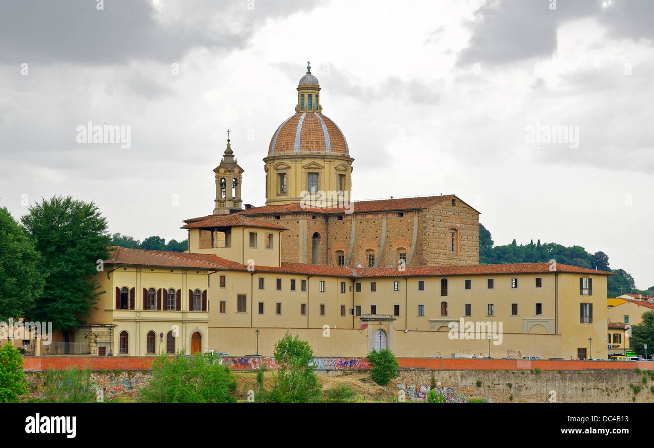 Il seminario achiepiscopal di Firenze, visto dall'altra riva del fiume Arno. Foto Stock