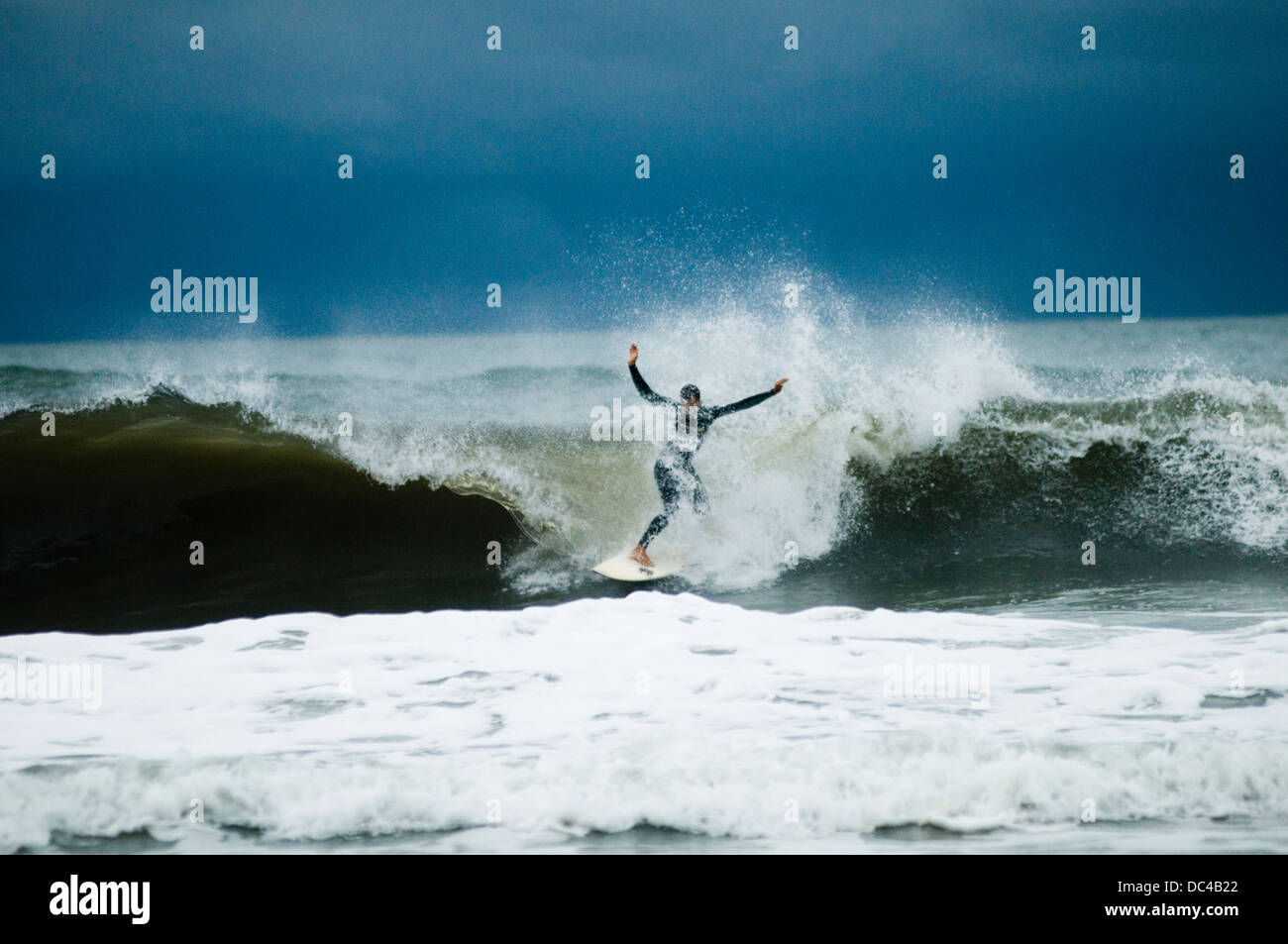 Surfista locale in azione a Caiobá Beach, Matinhos, dello stato del Paraná shore, Brasile del Sud Foto Stock