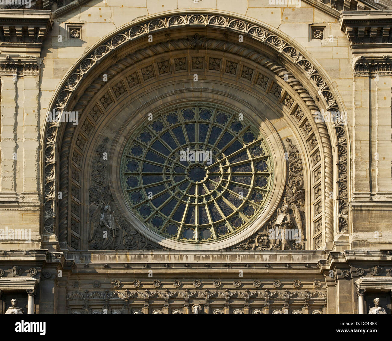 Il rosone sopra il portale principale della chiesa di Saint-Augustin a Parigi. Foto Stock