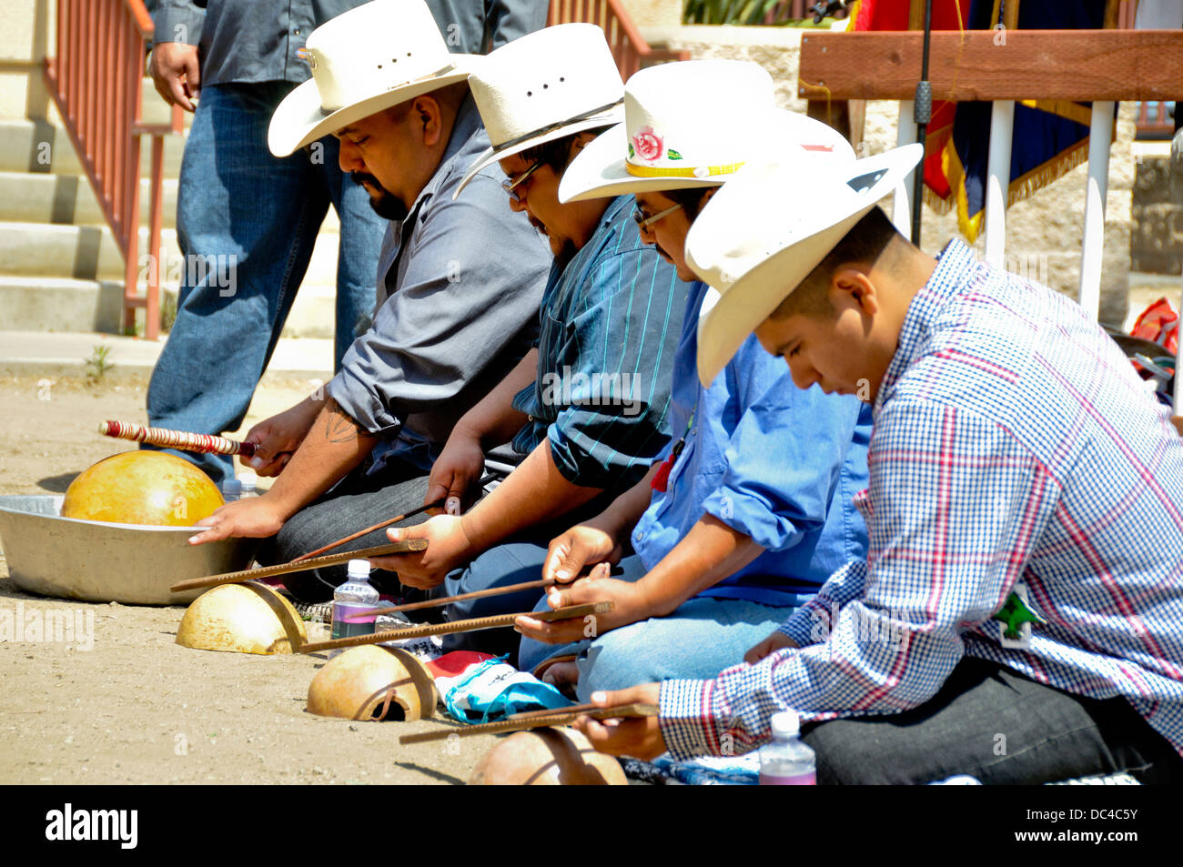 Musicisti che accompagnano Yaqui Deer Dance Foto Stock